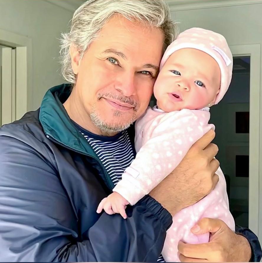 Edson Celulari com a pequena Chiara, de cinco meses (crédito: acervo pessoal)