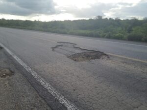 Cratera em trecho da BR 423, no município de Águas Belas, no estado de Pernambuco (cred. BR 423/Pesquisa CNT de Rodovias 2022) 