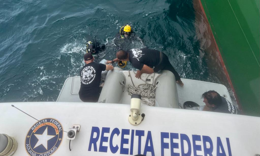 Foi preciso o acionamento de uma equipe de mergulhadores para fazer a inspeção no sea chest do navio (Crédito: Divulgação/RFB)