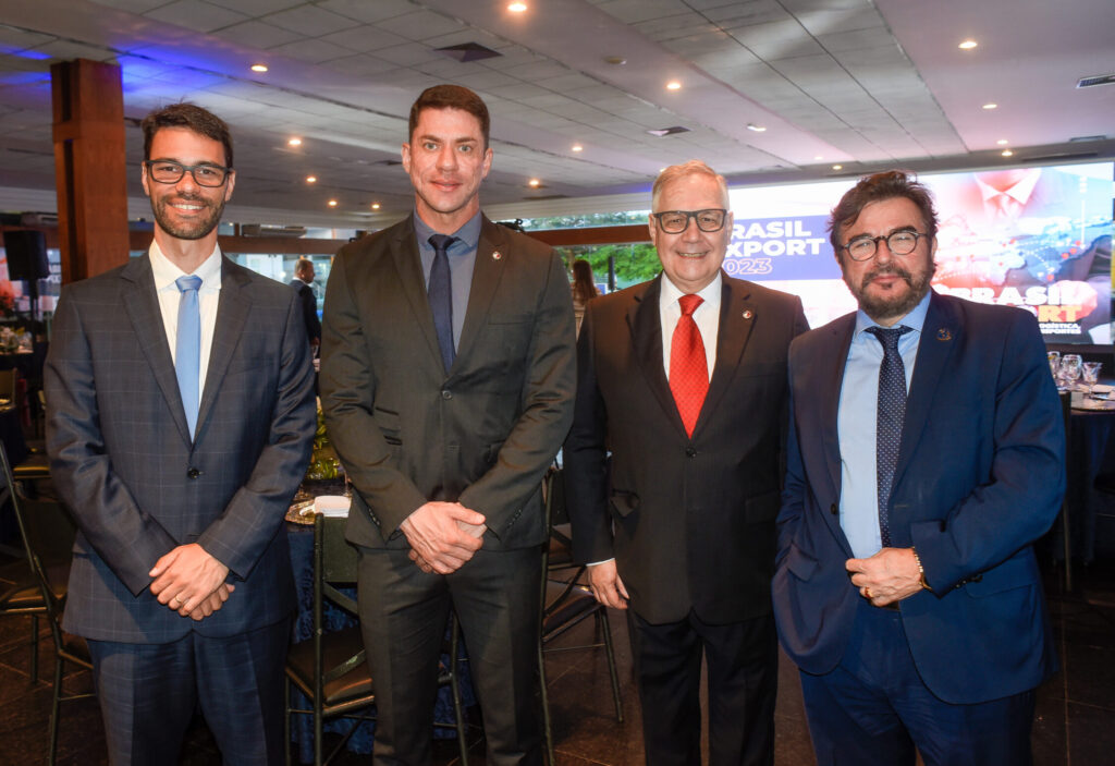 Mais um registro que só enaltece a grandiosidade do Fórum Brasil Export, que no primeiro encontro do ano já reúne tantas autoridades e players do setor. Na foto, o diretor-presidente da Portos RS, Cristiano Klinger, o vice-presidente do Conselho Nacional da Praticagem do Brasil, Bruno Fonseca de Oliveira, o secretário-executivo da Praticagem do Brasil, Arionor Castro de Souza, e Mário Povia, agora de volta aos nobres quadros da Agência Nacional de Transportes Aquaviários (Antaq) . (crédito: Saulo Cruz)