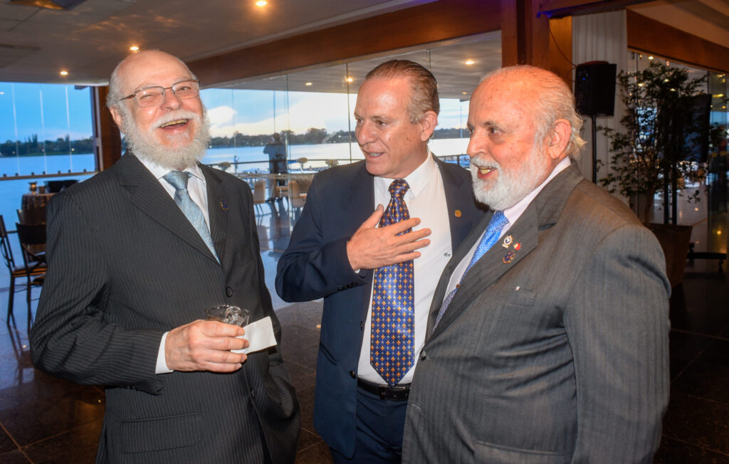 Em momento de descontração, antes do início do evento, o presidente do Conselho do Nordeste Export, Aluísio Sobreira, o secretário de Desenvolvimento Econômico do Estado de São Paulo e conselheiro do Brasil Export, Jorge Lima, e o presidente do Conselho Nacional do Brasil Export, José Roberto Campos (crédito: Saulo Cruz) 