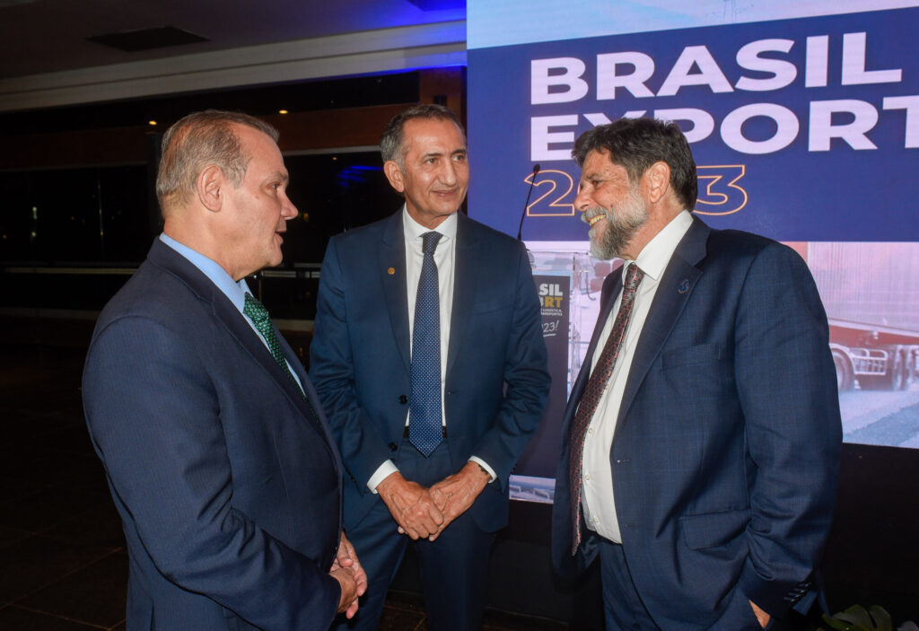 O senador pelo estado do Mato Grosso, Welington Fagundes, o ministro da Integração e Desenvolvimento Regional, Waldez Góes, e o ministro do Tribunal Superior do Trabalho (TST) Guilherme Caputo Bastos, instantes antes da abertura oficial do evento. (crédito: Saulo Cruz)