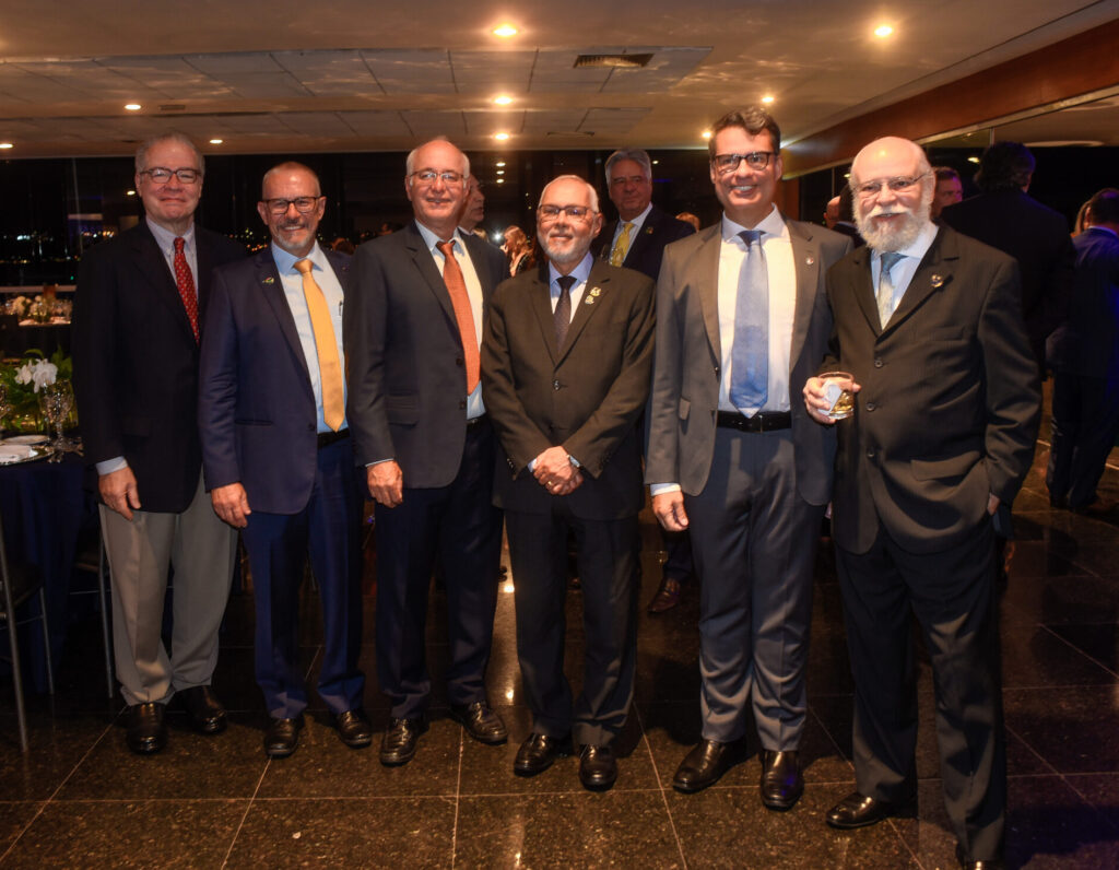 Uma foto que merece respeito! Vamos ao time: o diretor-executivo do Centro Nacional de Navegação Transatlântica (Centronave), Cláudio Loureiro, o diretor-presidente da DP World Santos, Fabio Siccherino, o diretor da Triunfo Logística, Mario Luiz Meira, o presidente da Federação Nacional das Operações Portuárias (Fenop) e do Conselho do Norte Export, Sérgio Aquino, o presidente da Praticagem do Brasil, Ricardo Falcão, e o presidente do Conselho do Nordeste Export, Aluísio Sobreira. (crédito: Saulo Cruz)