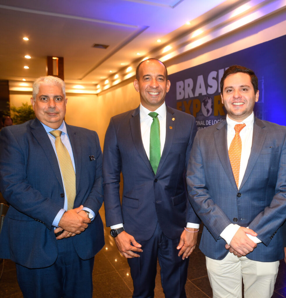 O desembargador do Tribunal de Justiça de São Paulo (TJSP), Fernando Akaoui, o deputado federal por São Paulo, Paulo Alexandre Barbosa, e o diretor-geral do Sistema Santa Cecília da Comunicação, em Santos (SP), Marcelo Teixeira Filho, representantes importantes da Baixada Santista, entre os convidados do disputado evento (crédito: Saulo Cruz)