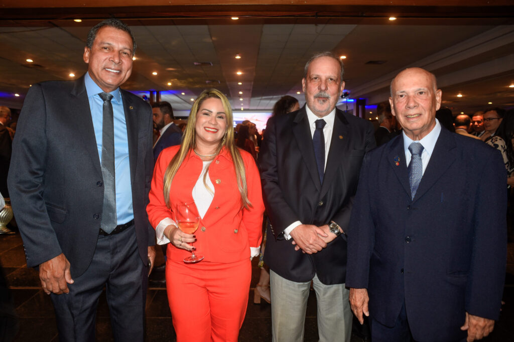 O novo presidente do Porto de Cabedelo (Companhia Docas da Paraíba), Ricardo Barbosa, a conselheira do Nordeste Export e ex-presidente do complexo nordestino, Gilmara Timóteo, o advogado Armando Monteiro Neto e o diretor-presidente do grupo Agemar, Manoel Ferreira, prestigiando e abrilhantando o evento. (crédito: Saulo Cruz)