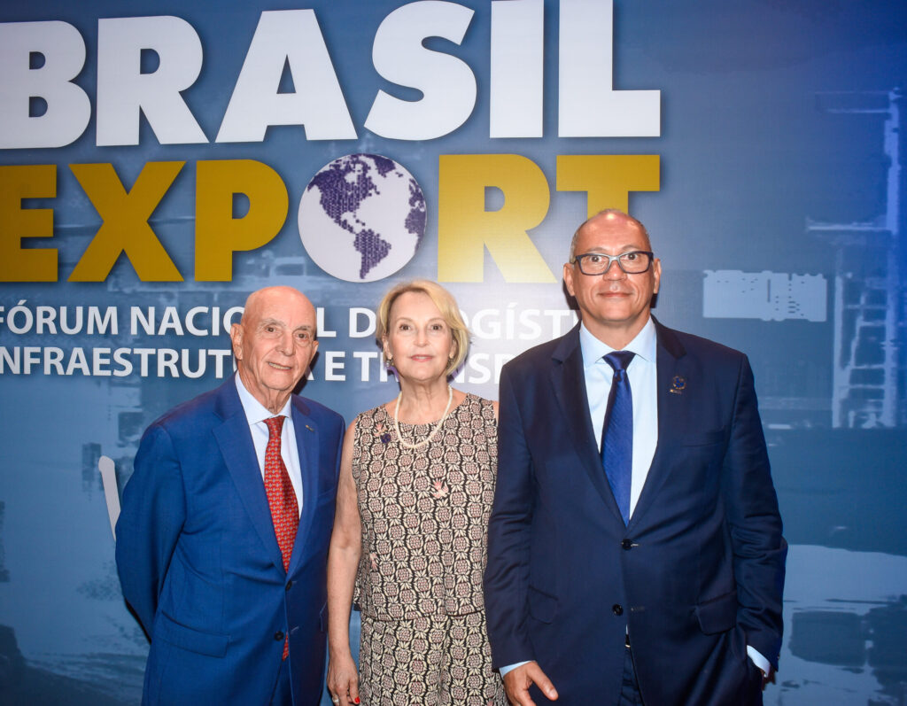 Parceiros assíduos dos projetos do Brasil Export, o presidente da Associação Brasileira de Terminais e Recintos Alfandegados (Abtra), Bayard Umbuzeiro Filho, a gerente de Comunicação e Relações Institucionais da Abtra, Milena de Castro, e o diretor-executivo da Abtra e presidente do Conselho do Brasil Tech Export,, Angelino Caputo, que agora também é colaborador do BE News com ar􀆭gos sobre tecnologia e inovação. (crédito: Saulo Cruz)
