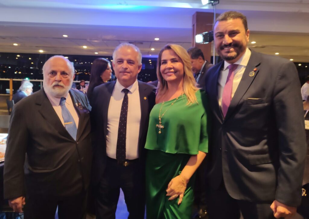 Registro muito especial do presidente do Conselho Nacional do Brasil Export, José Roberto Campos, o ministro de Portos e Aeroportos, Márcio França, a diretora de Comunicação e Relações Institucionais da Piacentini do Brasil, Elck Fogagnoli, e o CEO do Brasil Export, Fabrício Julião, representando o clima de integração, colaboração e parceria da iniciativa privada, governo e Brasil Export, todos imbuídos pelo compromisso em colaborar para o crescimento e o desenvolvimento do setor. (crédito: Saulo Cruz)
