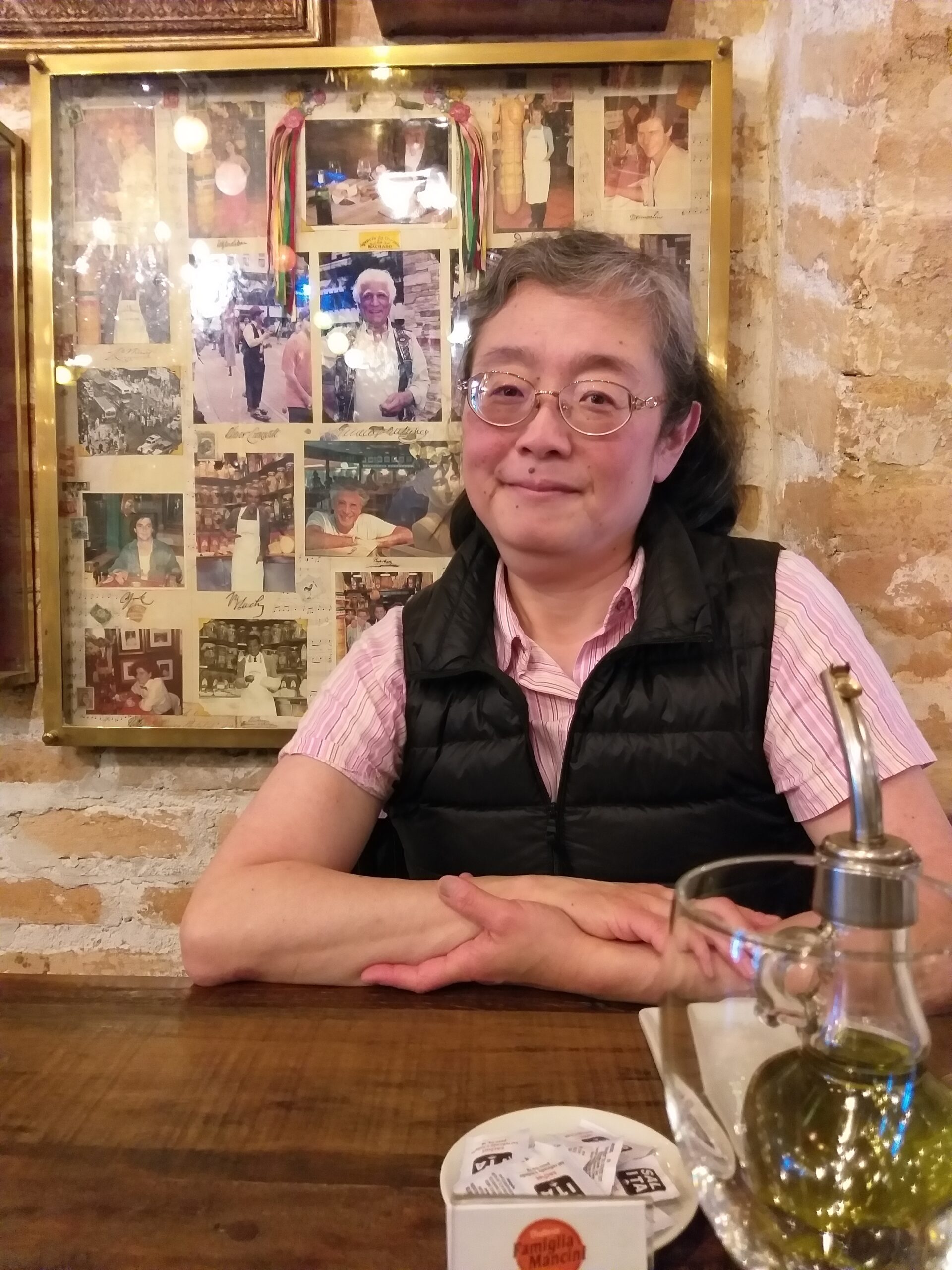 Especialistas dizem que nós inspiramos e expiramos aproximadamente 25 mil vezes por dia, mas a maior parte das pessoas não sabe respirar corretamente. Respiramos automaticamente e superficialmente, aumentando inclusive o estresse. Helena Kobayashi, Instrutora de práticas meditativas (Atenção e Concentração nas Práticas Meditativas da Associação Palas Athena) ensina que exercícios para corrigir e controlar a respiração podem ser realizados facilmente, melhoram a saúde e o bem-estar. Helena é formada em Engenharia com Doutorado em Gestão Ambiental e atua com temas da cultura oriental japonesa. Confira sua entrevista para a coluna: