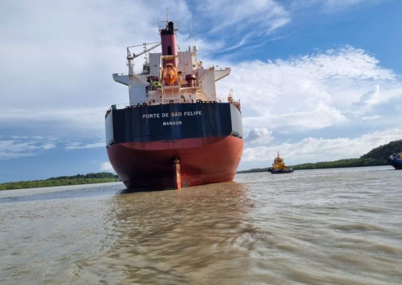 O navio Forte de São Felipe encalhou no canal de acesso ao terminal da Alumar, em São Luís, no Maranhão, na tarde deste sábado (17). Divulgação