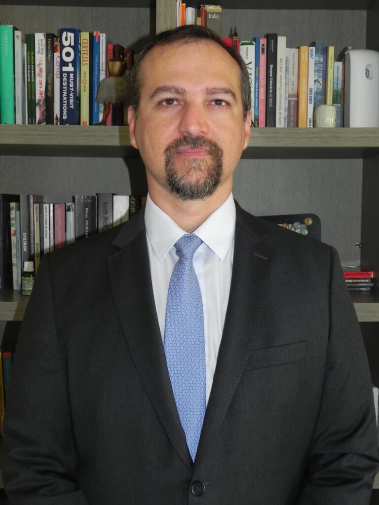 advogado e professor Fernando Canhadas