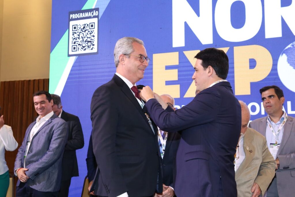 O Grupo Brasil Export empossou Edson Souki, presidente da Granel Química do Brasil, como conselheiro nacional do Brasil Export. A entrega do pin do Brasil Export foi feita pelo ministro de Portos e Aeroportos, Silvio Costa Filho, pelo presidente do Conselho do Norte Export, Sergio Aquino, e pelo presidente do Conselho Nacional do Brasil Export, José Roberto Campos. Foto: Divulgação/Grupo Brasil Export