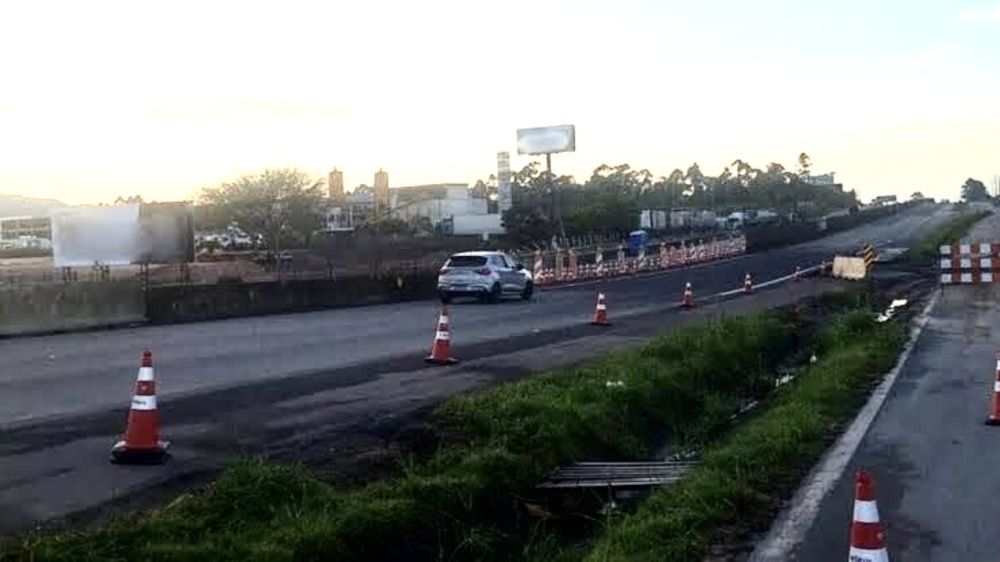 Cratera é fechada e tráfego de veículos na BR-101/SC é liberado