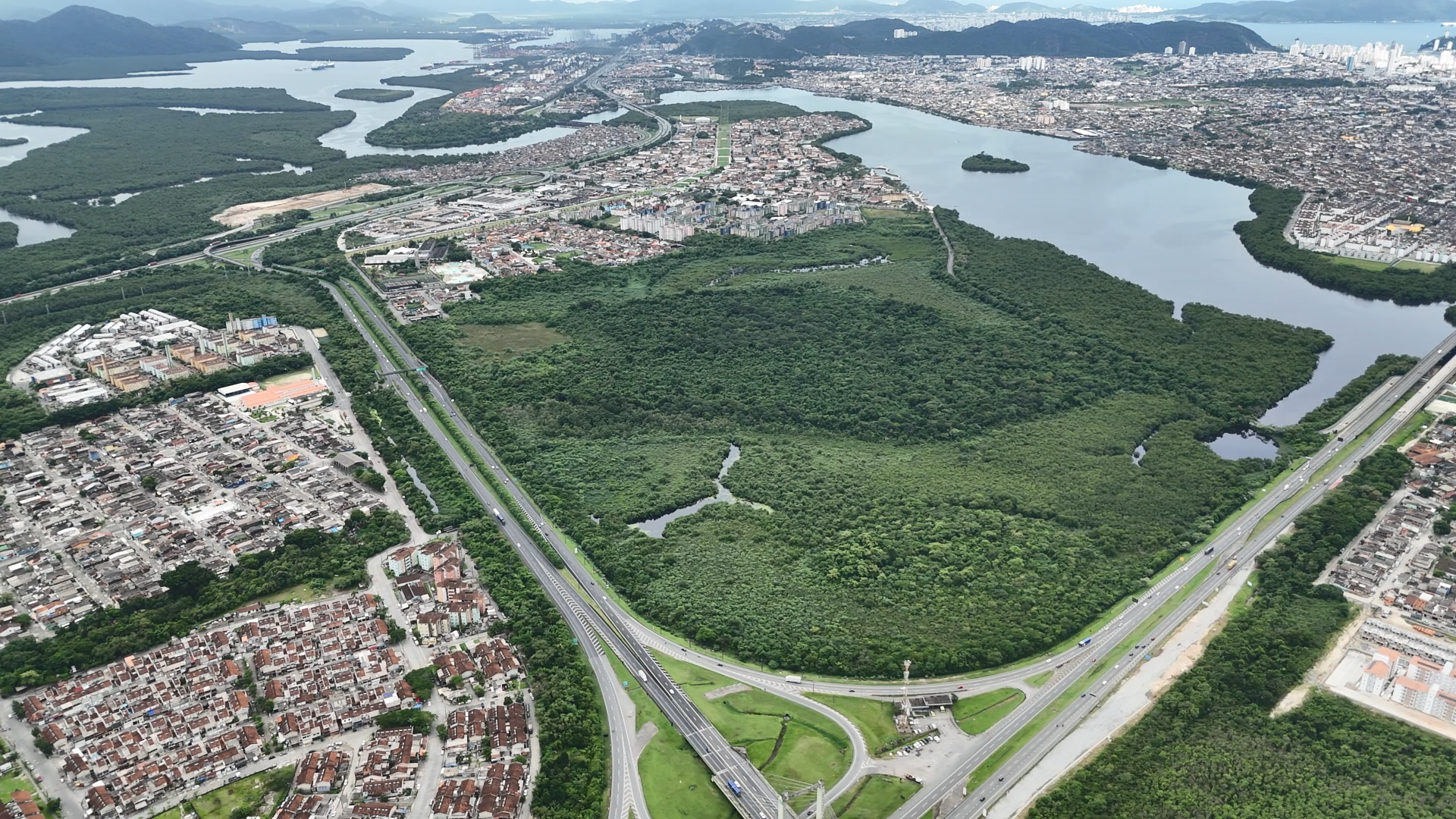 Imagem destacada de Expansão logística no Porto de Santos enfrenta resistência em Cubatão