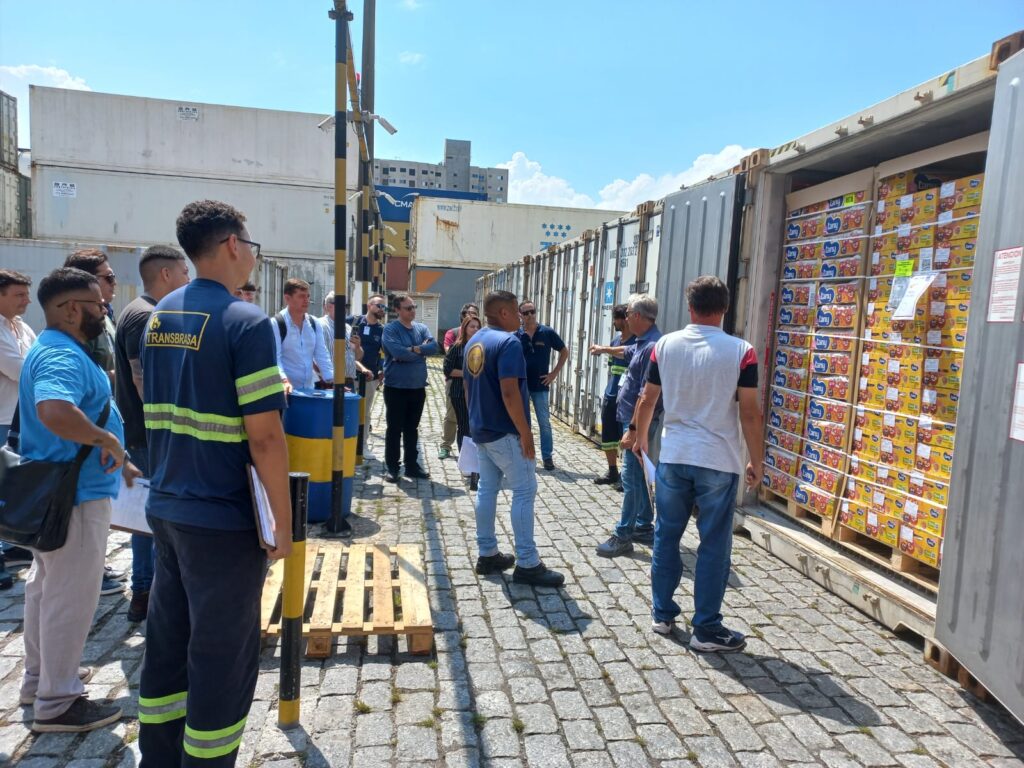 Exportadores de frutas da Espanha visitam terminal da Transbrasa em Santos