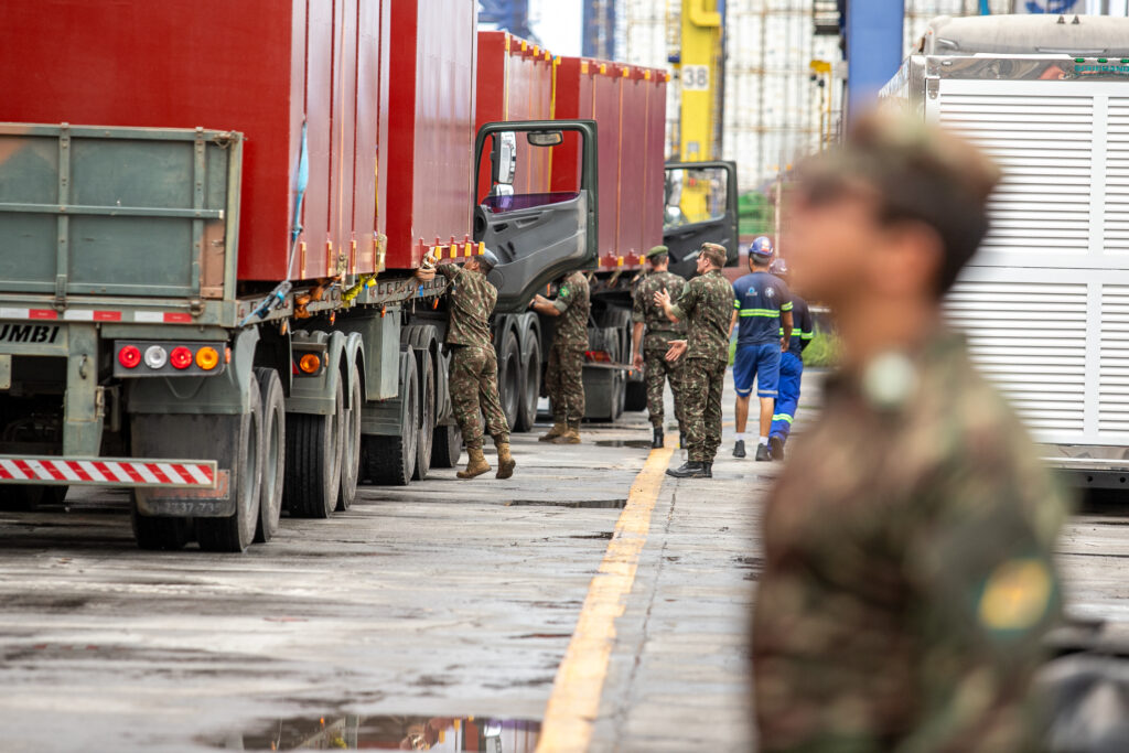 Porto de Paranaguá opera desembarque de estruturas gigantes do Exército