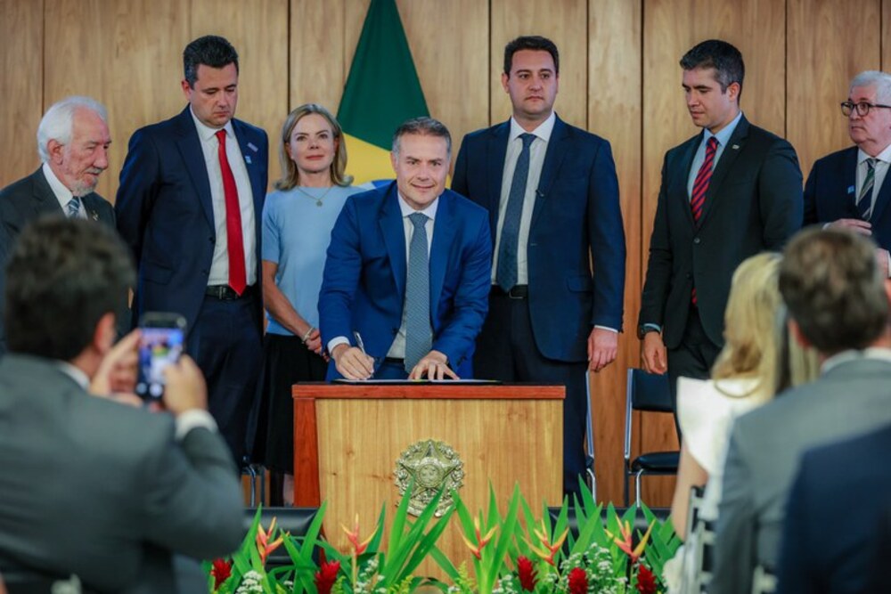 Assinados contratos de concessão para 1,2 mil km de rodovias no Paraná