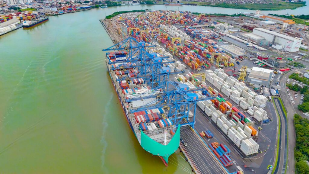 Portonave bate recorde de movimento de contêineres em um único navio