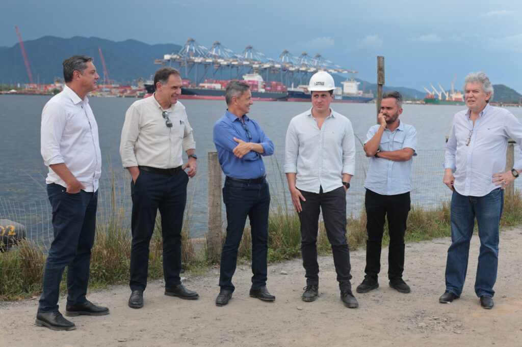 Prefeito Rogério Santos e a diretoria da BTP acompanharam as obras do armazém nesta quinta-feira (3). Foto: Fernando Yokota