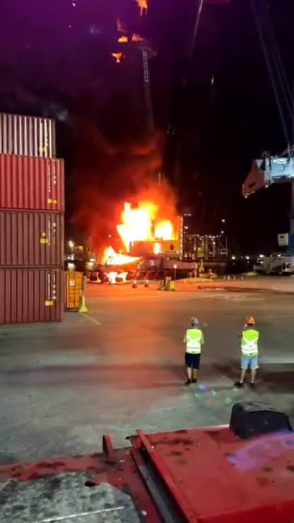 Imagem destacada de Incêndio destrói guindaste no Porto de Itajaí