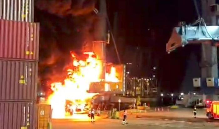 Incêndio destrói guindaste no Porto de Itajaí