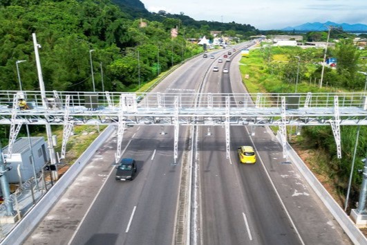 Imagem destacada de Governo suspende 3,4 milhões de multas de pedágios free flow