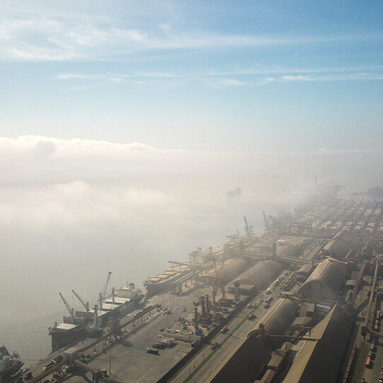 Imagem destacada de Tecnologia prevê riscos climáticos e otimiza atividades portuárias