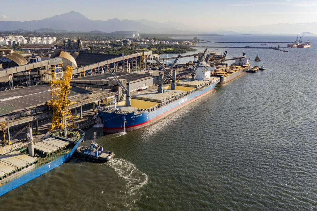 Navio sustentável norueguês faz escala em Paranaguá em viagem inaugural