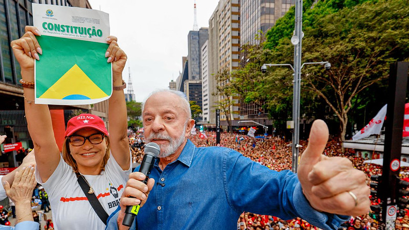 Imagem destacada de Lula reúne multidão na Paulista e pede mobilização para virada