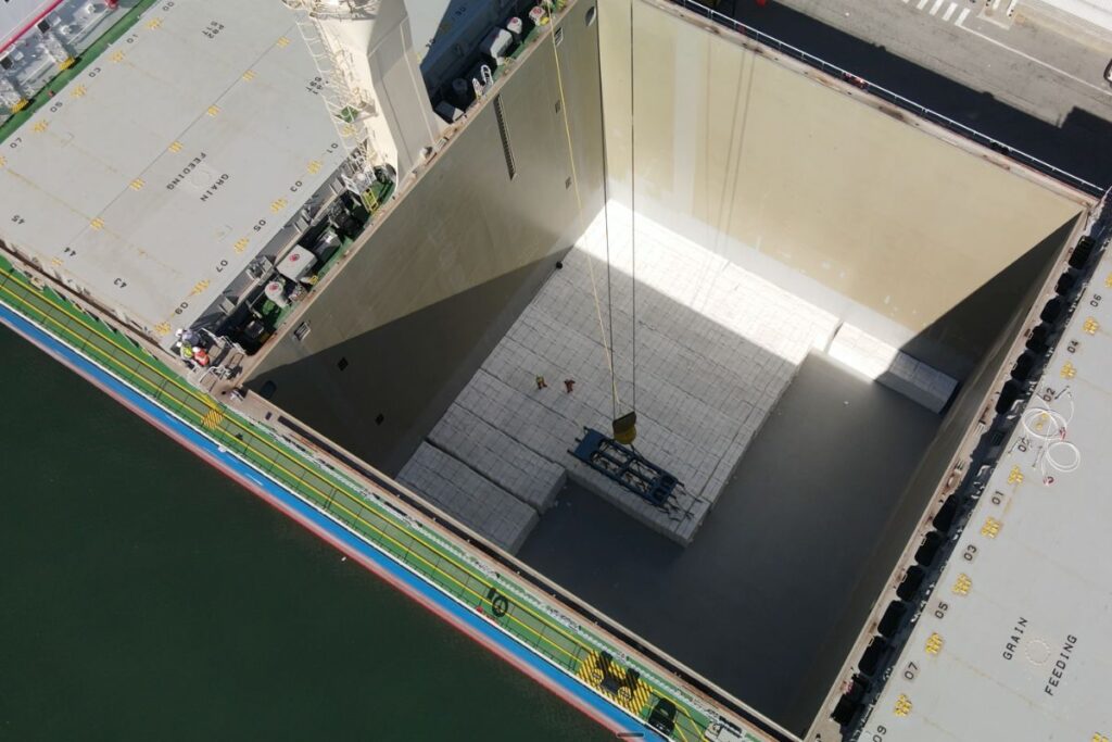 Suzano alcança marca histórica de movimentação de celulose no Porto de Santos