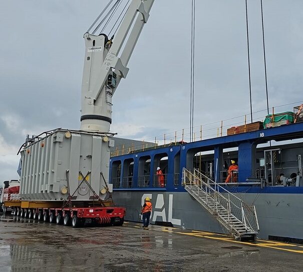 São Sebastião embarca transformadores gigantes para a Arábia Saudita
