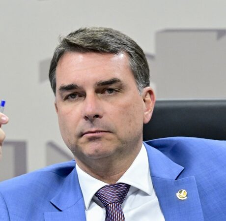 Imagem destacada de Flávio Bolsonaro avalia criar superministério de Infraestrutura