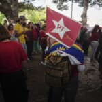 Apoiadores do presidente brasileiro Lula marcam presença no Palácio de Belém (crédito: Rui Gaudêncio)